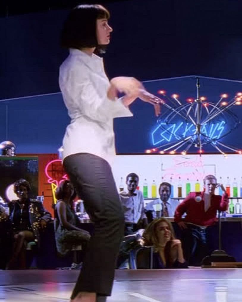 DIY Mia Wallace - Pulp Fiction Kostüm mit Perücke schwarz, Oberteil schulterfrei, Hemd weiß, Hose schwarz, Ballerinas gold