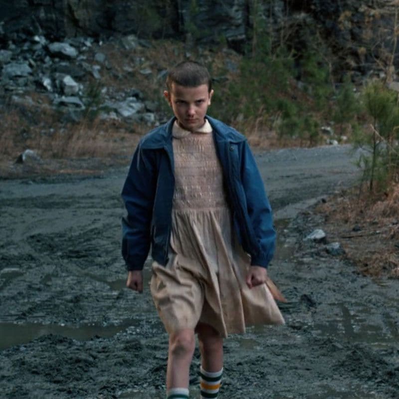DIY Eleven (Staffel 1) - Stranger Things Kostüm mit Kleid inkl. Socken, Harrington Jacke, Perücke, Chucks weiß, Waffeln