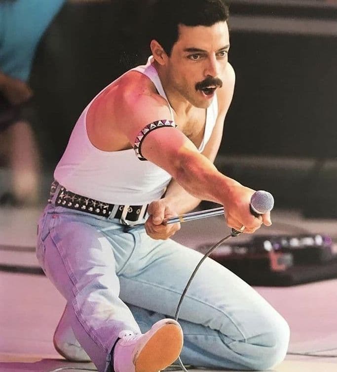DIY Freddy Mercury Kostüm mit Jeans, Mikrofon, Schnurrbart, Niertengürtel, weiße Sneaker